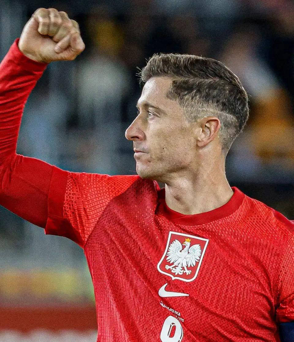 巴萨完胜比利时，莱万惊艳四座