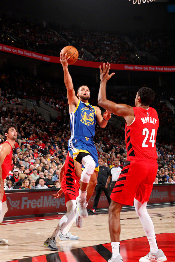 雄鹿险胜辽宁队，库里状态火热