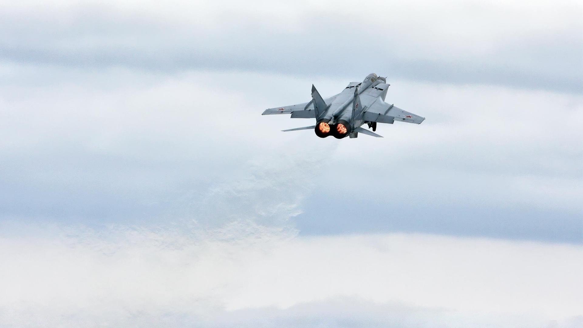 从质疑到征服，欧文一记三分，让费城忘却哈登的76个日夜