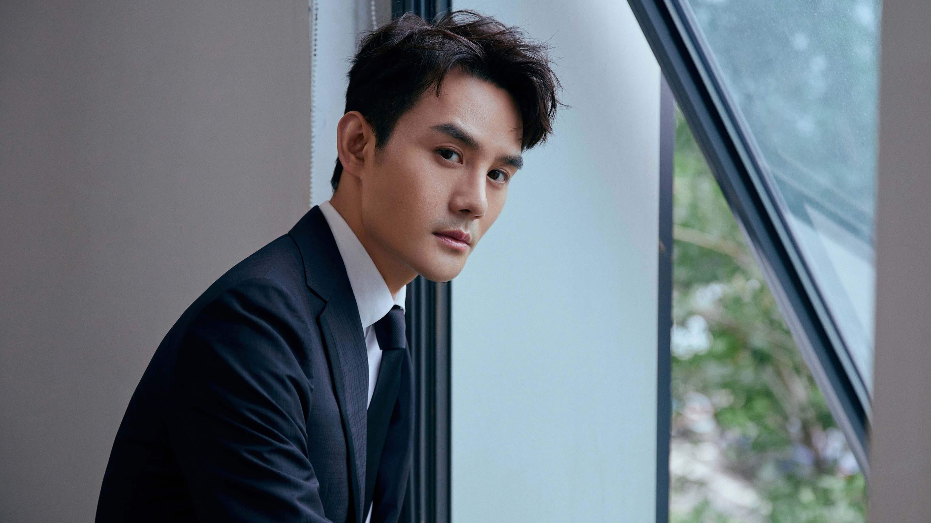 双轨疾驰夜，当F1引擎在巴林咆哮，三笘薰在英格兰的绿茵上刺破寂静