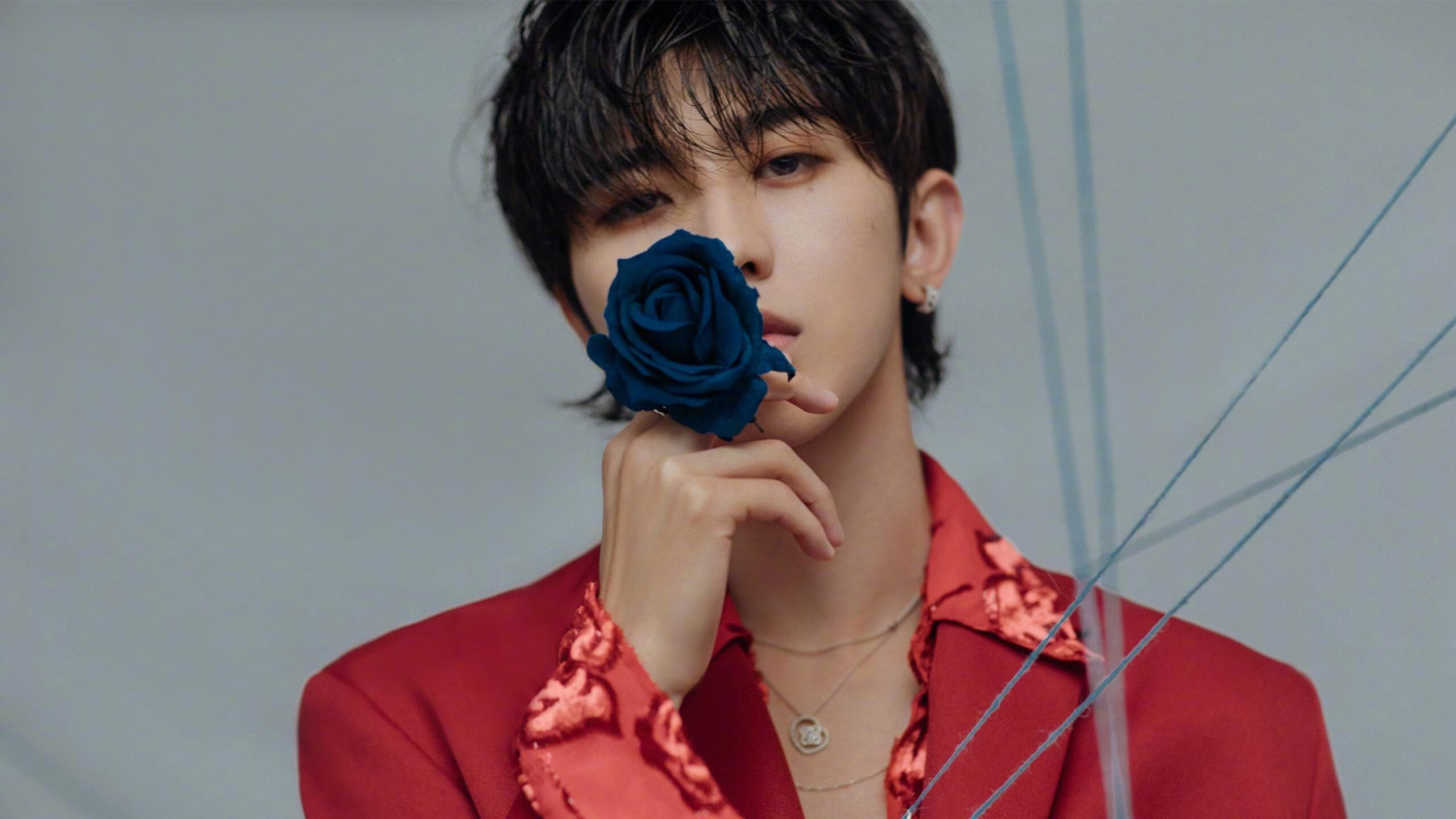 双轨疾驰夜，当F1引擎在巴林咆哮，三笘薰在英格兰的绿茵上刺破寂静